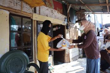 Bantu Masyarakat Terdampak Covid-19 , Riana Sari Arinal Bagikan Sembako